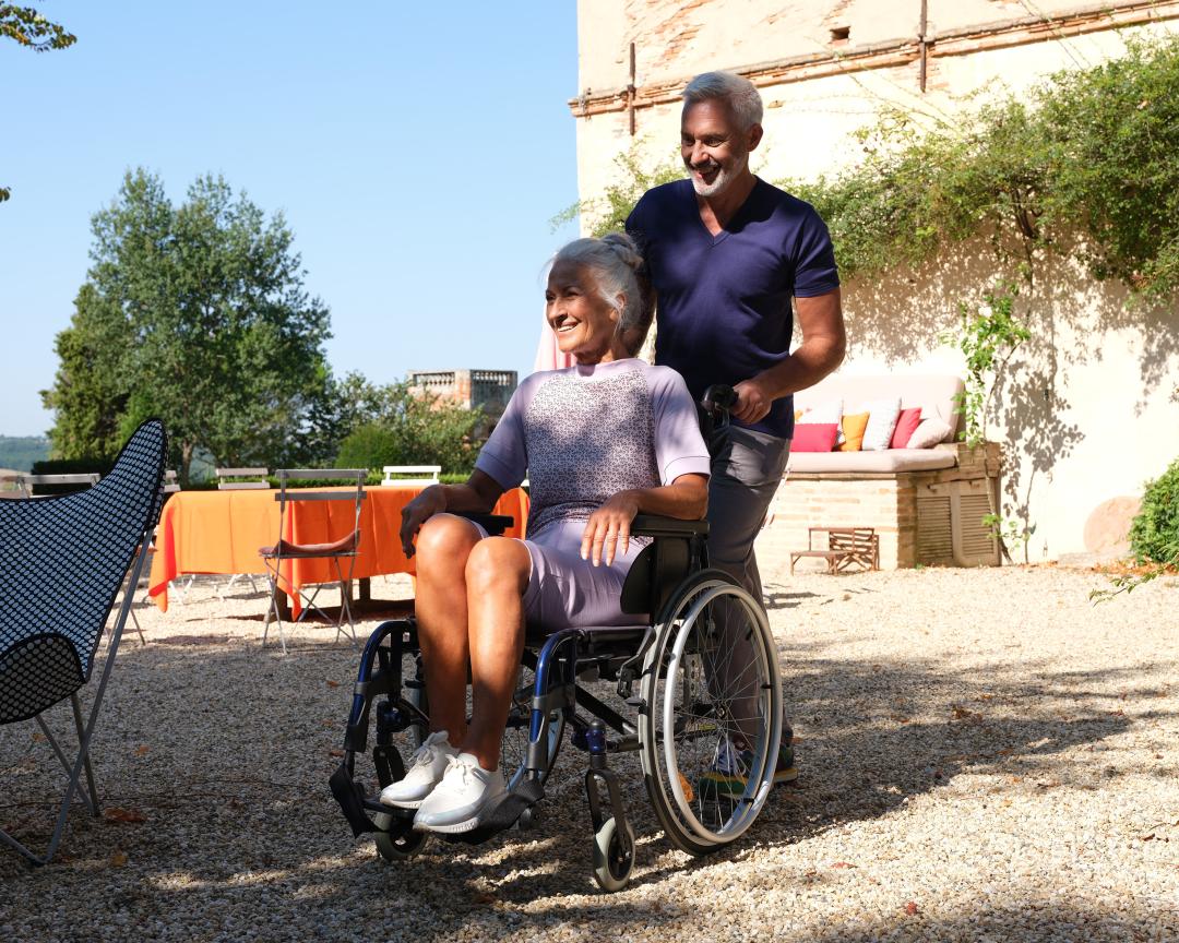 Comment habiller une personne dépendante handicapée ou âgée ? Benefactor